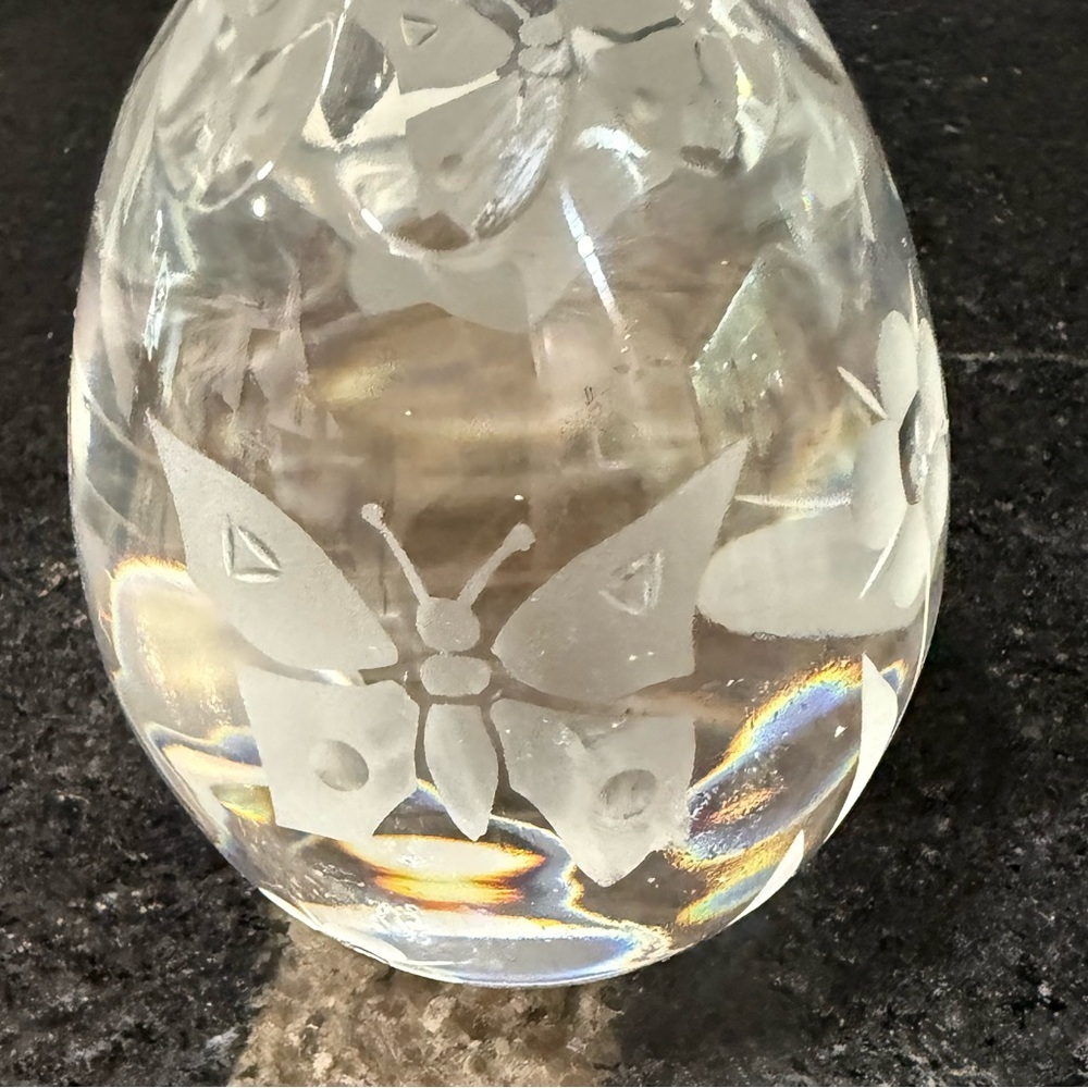 Shannon Ireland Etched Glass Crystal Egg Paperweight - Picture 3 of 9